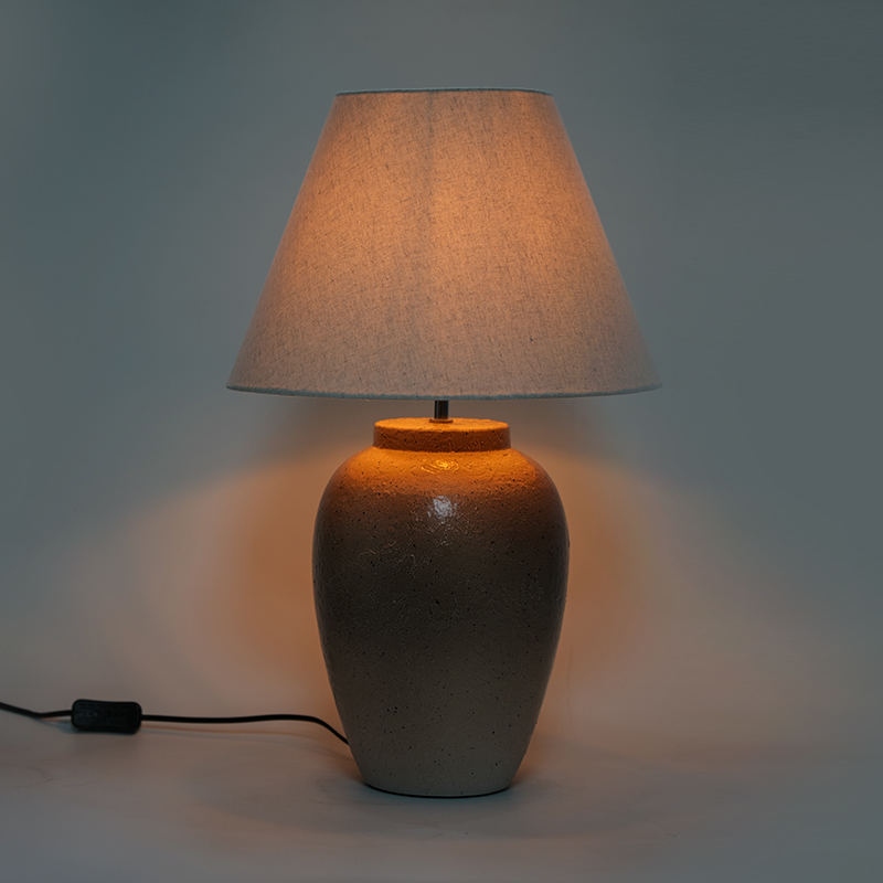 Retro nostalgična u boji keramička stolna svjetiljka